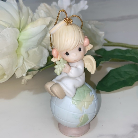 Precious Moments 1999 Peace On Earth Ornament 679259 - Picture 4 of 16